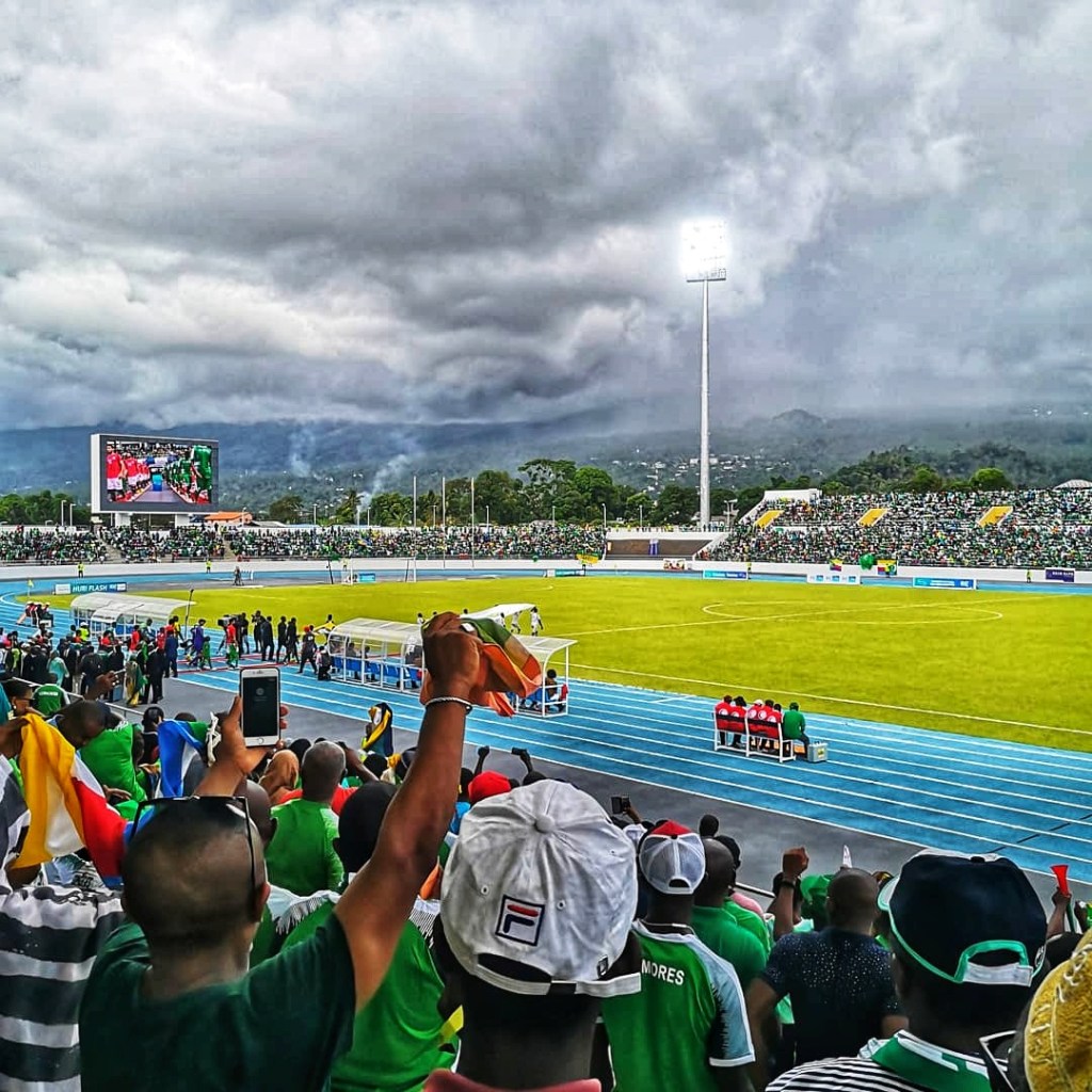 Premier match de l'équipe de foot dans le stade Maluzini